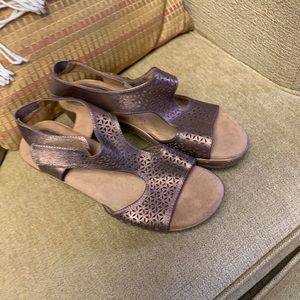 Whitemt copper color sandal